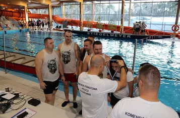 Na basenie w Świeciu odbyły się II Mistrzostwa Smoczych Łodzi Służb Mundurowych/ Fot. KPP Chelmno