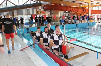 Na basenie w Świeciu odbyły się II Mistrzostwa Smoczych Łodzi Służb Mundurowych/ Fot. KPP Chelmno