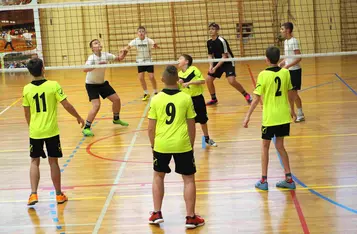 Sześć drużyn wystąpiło w powiatowym turnieju siatkówki w Stolnie/ Fot. AW