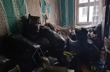Góry śmieci po lokatorach zastali właściciele w mieszkaniu w kamienicy w centrum Chełmna