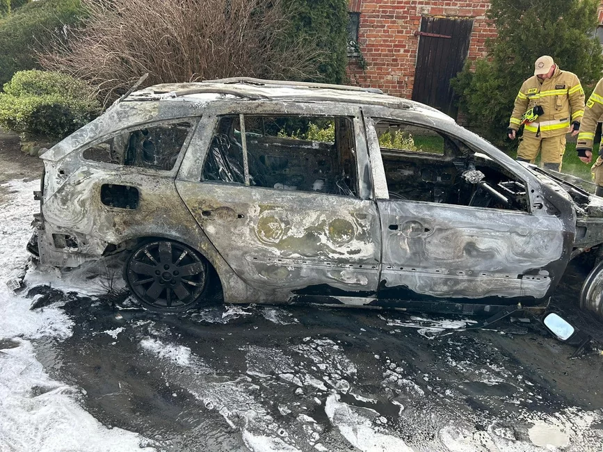 Pożar samochodu w Dorposzu Chełmińskim/ Fot. OSP Podwiesk