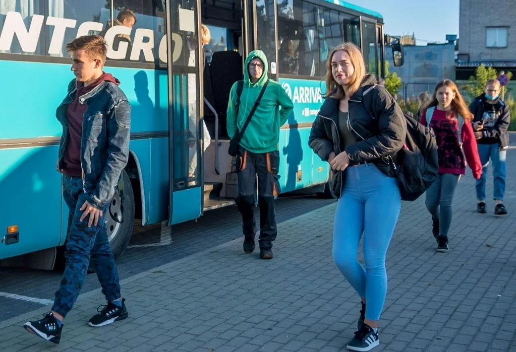 Dworzec autobusowy w Chełmnie. Młodzież korzysta z niego by dotrzeć do szkół w mieście (fot. Pitrex)