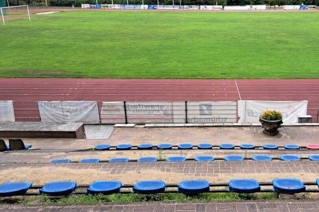 Na kompleksowy remont od lat czekają trybuny na stadionie miejskich w Chełmnie/ Fot. AW