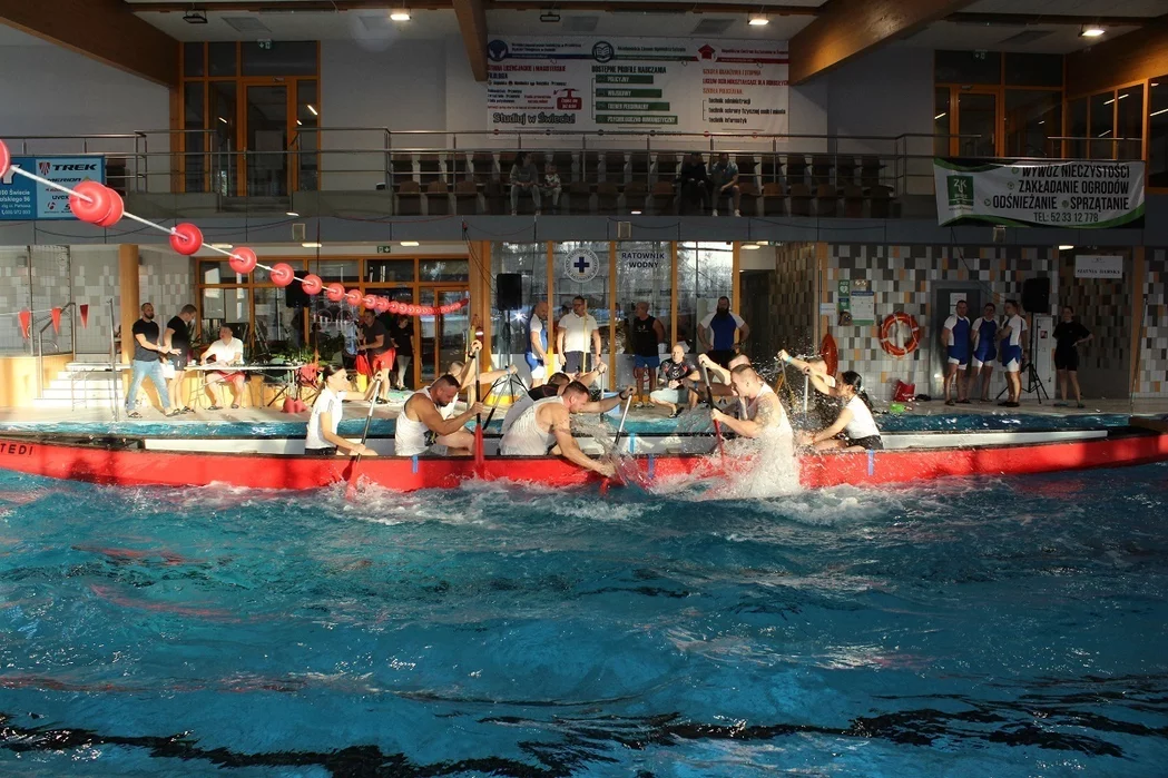 Na basenie w Świeciu odbyły się II MIstrzostwa Smoczych Łodzi Służb Mundurowych/ Fot. KPP Chełmno