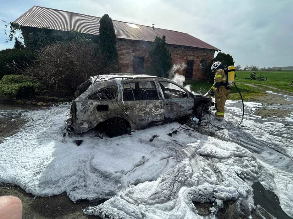 Doszczętnie spłonął samochód zaparkowany na posesji pod Chełmnem/ Fot. OSP Podwiesk