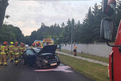 Wypadek przy wyjeździe na „jedynkę” w Chełmnie. Droga jest zablokowana [ZDJĘCIA]