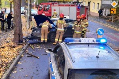 Wypadek w Chełmnie. Kierowca rozbił auto na drzewie