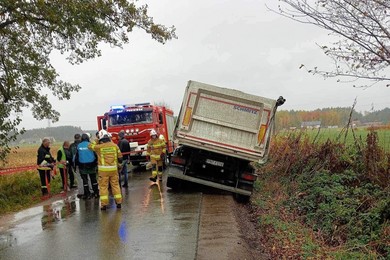 Ciężarówka z dużym ładunkiem zablokowała dojazd do remontowanej „jedynki” w Chełmnie [ZDJĘCIA]
