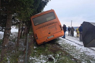 Zima na drogach. Autobus szkolny wpadł do rowu, samochód rozbił się na A1 [ZDJĘCIA]