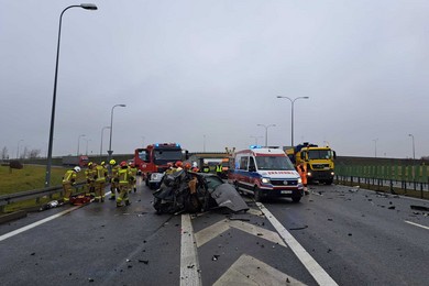 Poważny wypadek na A1 pod Chełmnem. Z osobówki niewiele zostało [ZDJĘCIA]