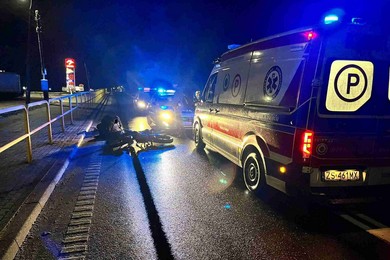 Nastolatek na motorze bez świateł rozbił policjantom radiowóz