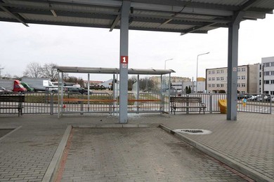 Nastoletni wandal wybił szybę i zniszczył wiatę na dworcu autobusowym w Chełmnie [ZDJĘCIA]