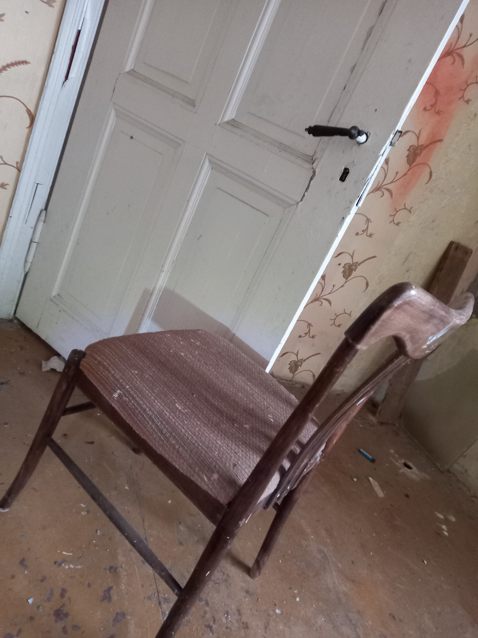 Intrygujące, że w każdym domu, który odwiedzamy, jest krzesło - mówi Damian Walczak (fot. Urban Exploration Świecie)
