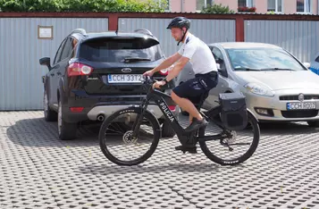 Policjanci z Chełmna będą patrolować miasto i okolicę na rowerach elektrycznych/ Fot. AW