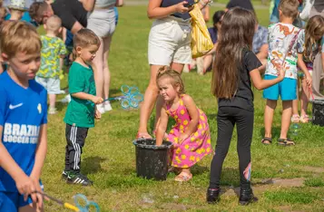 Dzień Kolorów Holi i Festiwal Baniek Mydlanych w Chełmnie/ fot. PITREXDzień Kolorów Holi i Festiwal Baniek Mydlanych w Chełmnie/ fot. PITREX