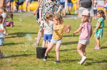 Dzień Kolorów Holi i Festiwal Baniek Mydlanych w Chełmnie/ fot. PITREX