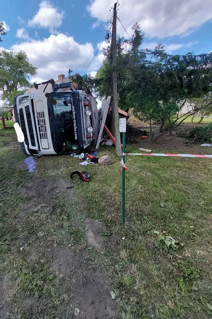 Podczas montażu szamba przewróciła się ciężarówka, a dźwig runął na ziemię/ Fot. OSP Trzebcz Szlachecki