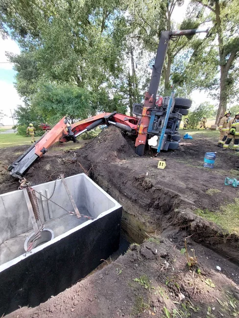 Podczas montażu szamba przewróciła się ciężarówka, a dźwig runął na ziemię/ Fot. OSP Trzebcz Szlachecki