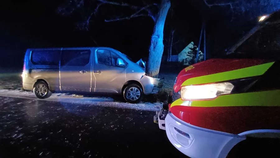 Kierowca busa w Żyglądzie czołowo uderzył w drzewo/ Fot. OSP Papowo Biskupie