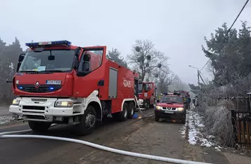 Pod Chełmnem spalił się garaż z autami/ Fot. KP PSP Chełmno