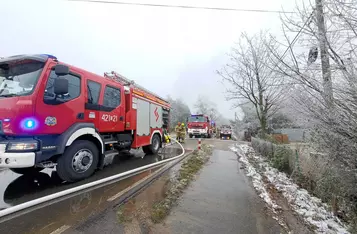 Pod Chełmnem spalił się garaż z autami/ Fot. KP PSP Chełmno