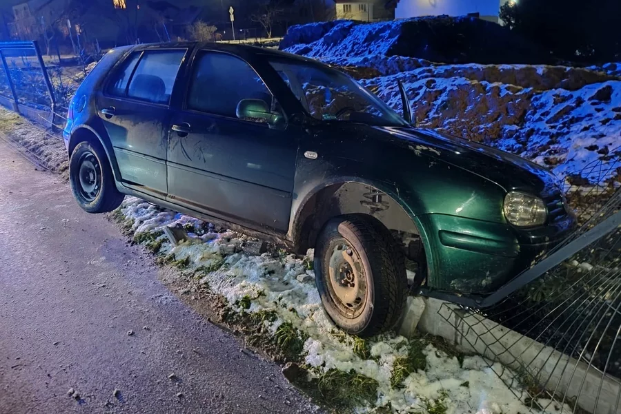 Pijany kierowca skasował ogrodzenie posesji przy ul. Polnej w Bukowcu/ Fot. KPP Świecie