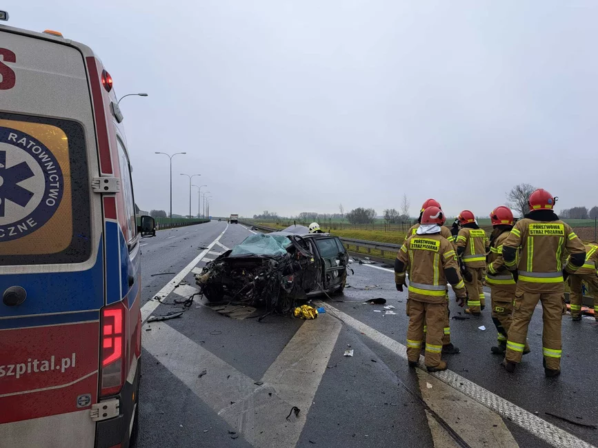 Na autostradzie A1 pod Chełmnem auto osobowe zderzyło się z dwoma ciężarówkami/ Fot. KP PSP Chełmno