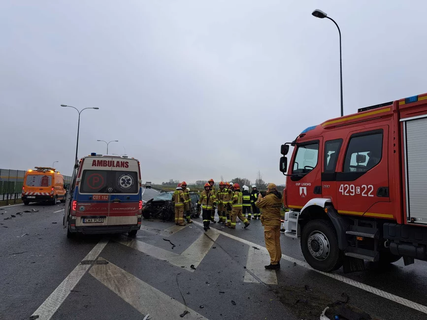 Na autostradzie A1 pod Chełmnem auto osobowe zderzyło się z dwoma ciężarówkami/ Fot. KP PSP Chełmno