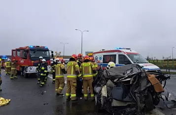 Na autostradzie A1 pod Chełmnem auto osobowe zderzyło się z dwoma ciężarówkami/ Fot. KP PSP Chełmno