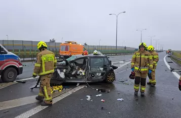 Na autostradzie A1 pod Chełmnem auto osobowe zderzyło się z dwoma ciężarówkami/ Fot. KP PSP Chełmno