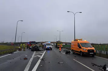 Na autostradzie A1 pod Chełmnem auto osobowe zderzyło się z dwoma ciężarówkami/ Fot. KP PSP Chełmno