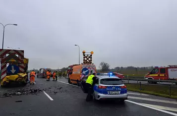 Na autostradzie A1 pod Chełmnem auto osobowe zderzyło się z dwoma ciężarówkami/ Fot. KP PSP Chełmno