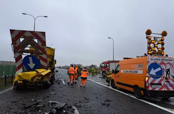 Na autostradzie A1 pod Chełmnem auto osobowe zderzyło się z dwoma ciężarówkami/ Fot. KP PSP Chełmno