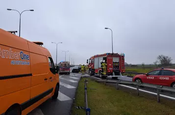 Na autostradzie A1 pod Chełmnem auto osobowe zderzyło się z dwoma ciężarówkami/ Fot. KP PSP Chełmno