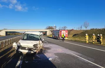 Kierowca fiata na autostradzie A1 skosił znak i barierki/ Fot. KP PSP Chełmno