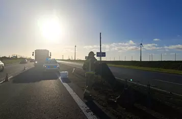 Kierowca fiata na autostradzie A1 skosił znak i barierki/ Fot. KP PSP Chełmno