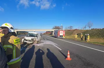 Kierowca fiata na autostradzie A1 skosił znak i barierki/ Fot. KP PSP Chełmno