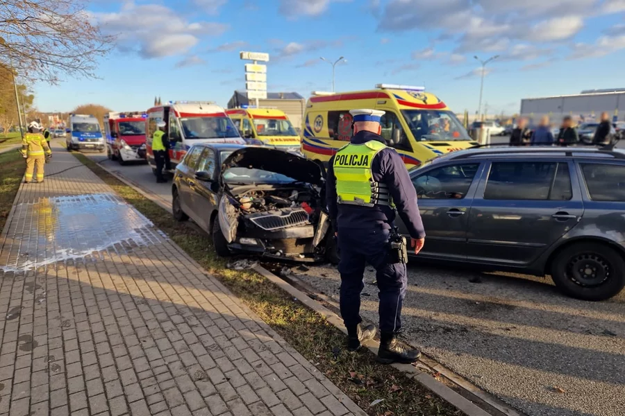 Po zderzeniu dwóch aut w centrum Świecia, do szpitala trafiło 5 osób/ Fot. KPP Świecie