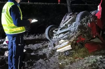 Dachowanie pod Świeciem. Z audi niewiele zostało/ Fot. KPP Świecie