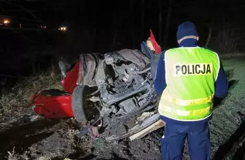 Dachowanie pod Świeciem. Z audi niewiele zostało/ Fot. KPP Świecie