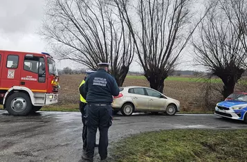 Pod Chełmnem autobus wpadł do rowu i przewrócił się na bok/ Fot. OSP Bieńkówka