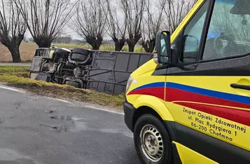 Pod Chełmnem autobus wpadł do rowu i przewrócił się na bok/ Fot. OSP Bieńkówka