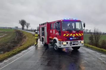 Pod Chełmnem autobus wpadł do rowu i przewrócił się na bok/ Fot. OSP Bieńkówka