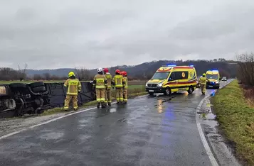 Pod Chełmnem autobus wpadł do rowu i przewrócił się na bok/ Fot. OSP Bieńkówka