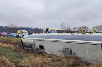 Pod Chełmnem autobus wpadł do rowu i przewrócił się na bok/ Fot. OSP Bieńkówka