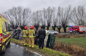 Pod Chełmnem autobus wpadł do rowu i przewrócił się na bok/ Fot. OSP Bieńkówka