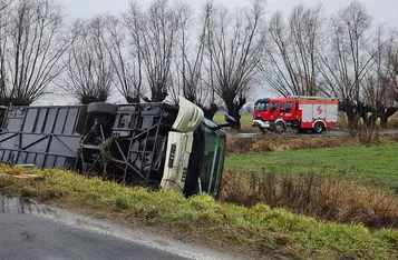 Pod Chełmnem autobus wpadł do rowu i przewrócił się na bok/ Fot. OSP Bieńkówka