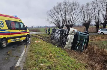 Pod Chełmnem autobus wpadł do rowu i przewrócił się na bok/ Fot. OSP Bieńkówka