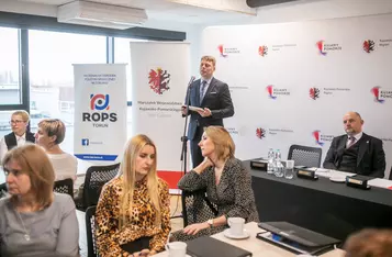 Podpisanie umów z partnerami projektu „Rodzina w centrum”/ Fot. Andrzej Goiński UMWKP