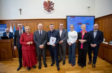 Podpisanie umów drogowych, fot. Mikołaj Kuras dla UMWKP